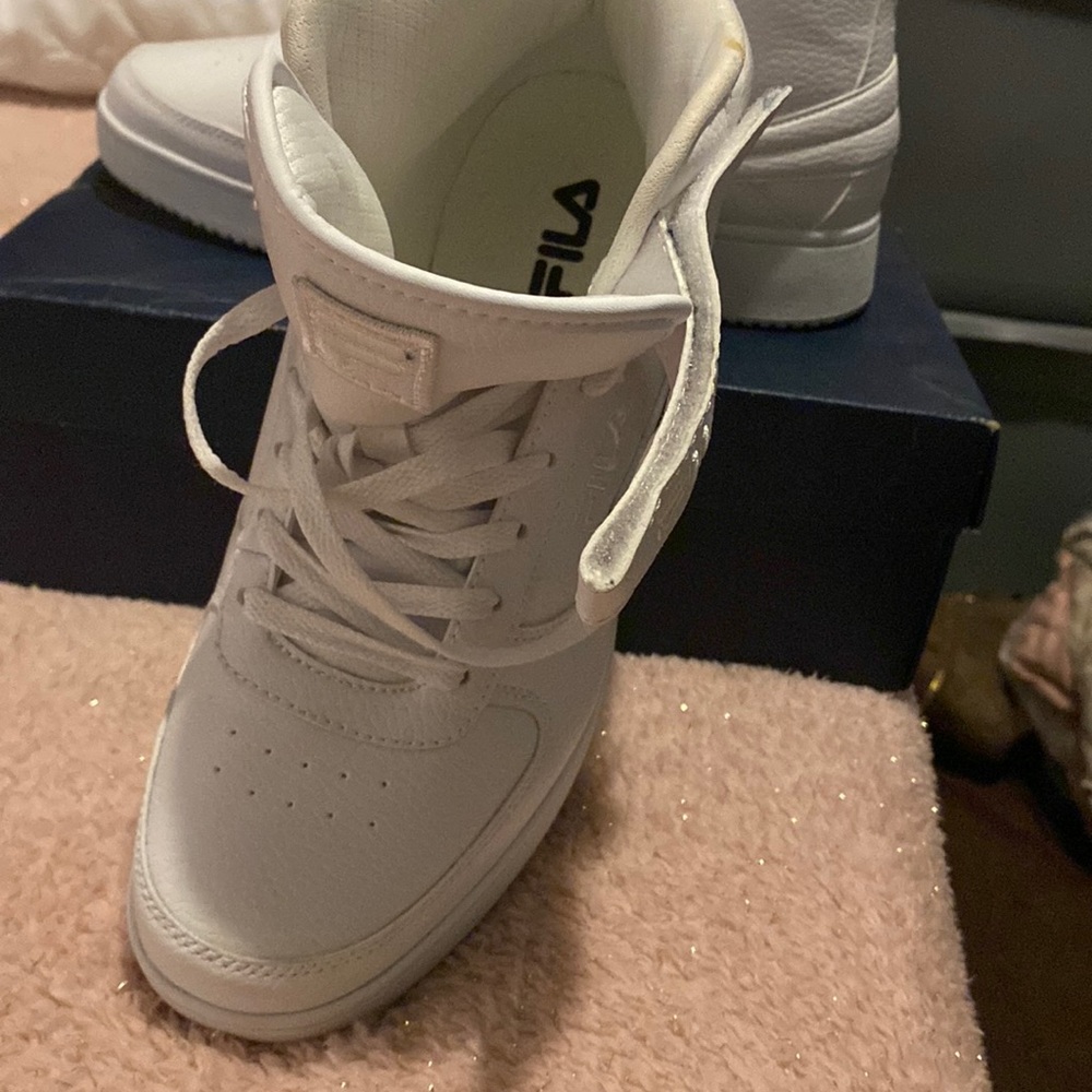 Slightly worn retro FILA sneakers. Small scratch in the left top.